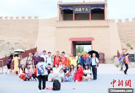 歷經(jīng)數(shù)十載保護(hù)修繕的古老關(guān)城得以延年益壽，成為了海內(nèi)外游客“絲路游”的必經(jīng)打卡地?！「哒?攝