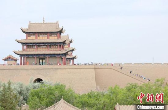 歷經(jīng)數(shù)十載保護(hù)修繕的古老關(guān)城得以延年益壽，成為了海內(nèi)外游客“絲路游”的必經(jīng)打卡地?！「哒?攝