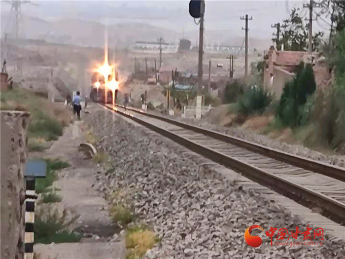 驚險！火車來臨小男孩鐵路上玩耍 蘭鐵民警飛奔將其救下