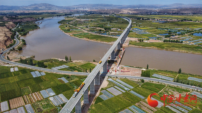 【隴拍客】直擊現(xiàn)場(chǎng)！看中蘭鐵路首條接觸網(wǎng)導(dǎo)線如何架設(shè)