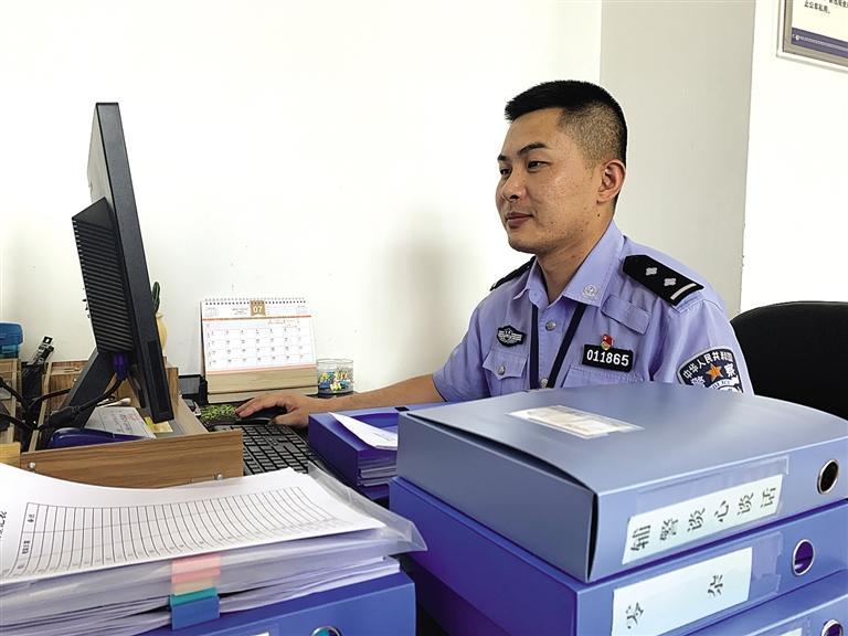 “身為黨員，就應(yīng)該第一個(gè)往前沖”