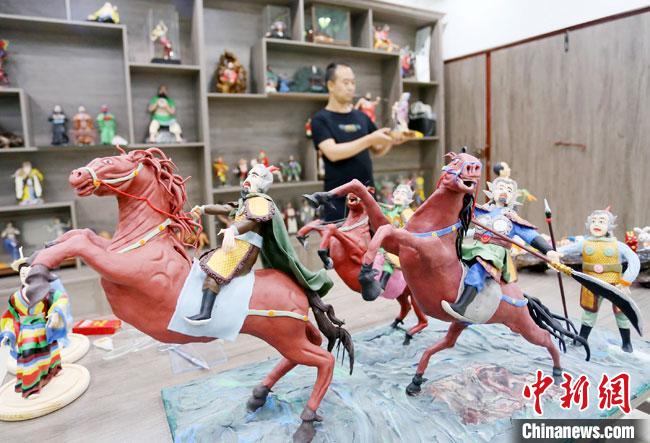 安秋平是成州面塑第五代傳承人，也是當(dāng)?shù)匚ㄒ粓?jiān)守面塑制作的人。　高展 攝