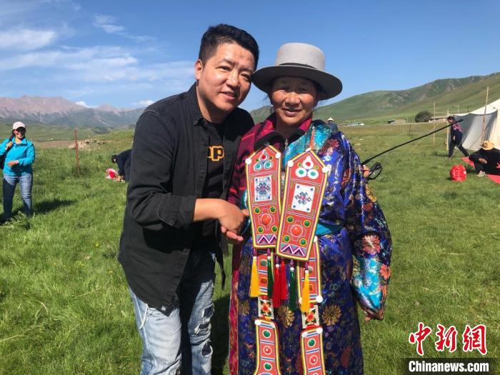 圖為拍攝紀錄片《西茂的婚禮》期間，張輝剛(左)與裕固族老人合影留念。(資料圖) 張輝剛供圖