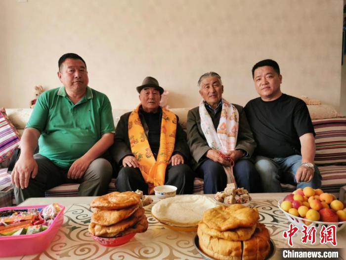 圖為張輝剛(右一)拜訪甘肅肅南縣裕固族德高望重的老人。(資料圖) 張輝剛供圖