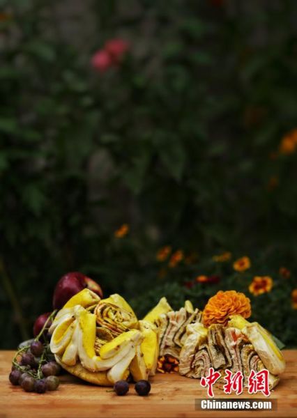 圖為做好的月餅，狀似玫瑰，切開后層層疊疊，色彩斑斕。張文 攝