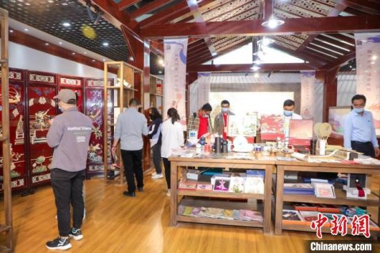 圖為甘肅“一會一節(jié)”期間，位于敦煌的天水市展館中，民眾觀賞文創(chuàng)產(chǎn)品。　甘肅省文化和旅游廳供圖