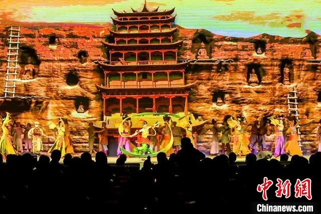 開幕式文藝展示“相約敦煌”，通過數(shù)字技術(shù)將莫高窟“搬到”演出現(xiàn)場?！「拭C省文化和旅游廳供圖