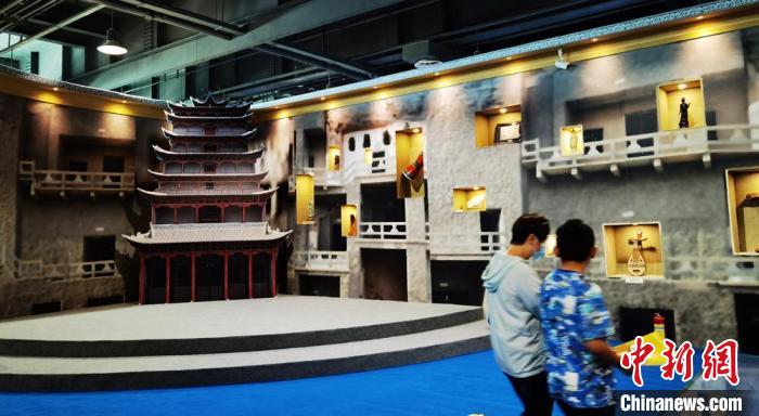 該展覽還借助科技手段，復(fù)原“藏經(jīng)洞”場景，將莫高窟“搬進(jìn)”展廳。　丁思 攝