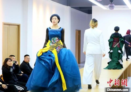 東鄉(xiāng)繡娘在T臺走秀。　高展 攝