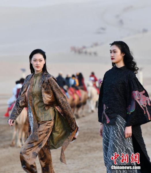 圖為敦煌服裝秀展示。 殷春永 攝