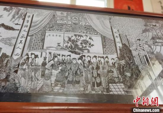 圖為陶世清的影雕作品?！钅?攝