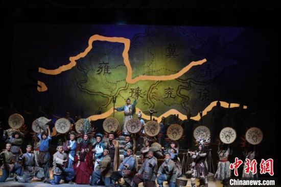 作為隴劇“梅花”，雷通霞在《大禹治水》中甘當(dāng)“綠葉”，該劇推出后，反響十分熱烈。(資料圖) 楊艷敏 攝