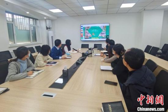圖為甘肅教育出版社《寫給青少年的敦煌故事》叢書項(xiàng)目組，探討圖書封面設(shè)計(jì)。　閆姣 攝