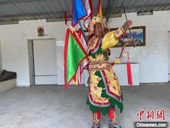 圖為完代才讓在外木村戲臺出演。　宋子昕 攝