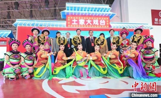 11月26日，“甘肅團”在首屆中國(武漢)文化旅游博覽會展區(qū)的“土家大戲臺”，與“湖北團”互訪交流?！「拭C省文化和旅游廳供圖