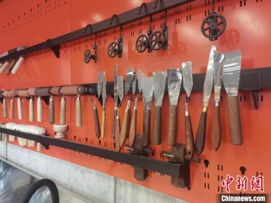 圖為徐晉林制作雕版敦煌壁畫所用工具?！￠Z姣 攝