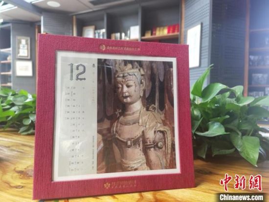圖為徐晉林制作的敦煌題材的手工書《走進沙漠敦煌——莫高窟與藏書票藝術》，深受讀者喜愛。　閆姣 攝