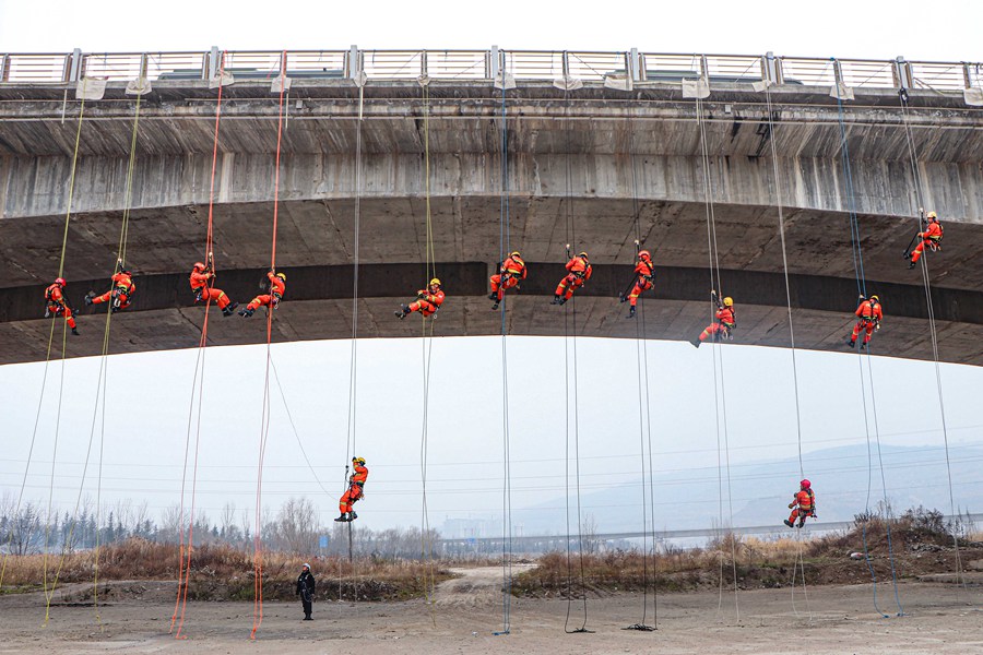 硬核！甘肅天水森林消防員百米高空練技能