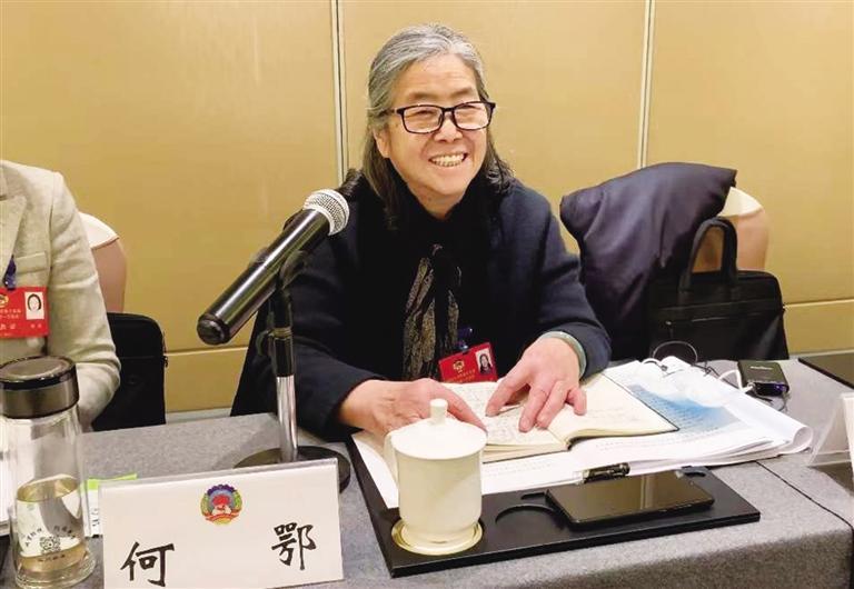 【委員風(fēng)采】“明星委員”何鄂的三個“幸?！?>
        </a><em>【委員風(fēng)采】“明星委員”何鄂的三個“幸?！?/em></li>
    <li><a  target=