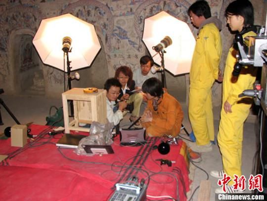 敦煌研究院與日本東京文化財研究所合作進行第285窟多光譜無損調(diào)查工作現(xiàn)場。中新社發(fā) 婁婕 供圖