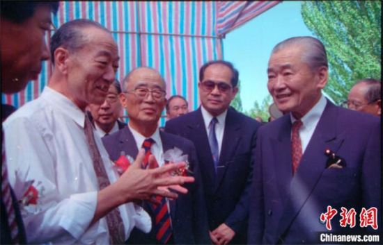 1994年8月，時任日本首相竹下登(右一)與時任敦煌研究院院長段文杰在莫高窟親切交談。中新社發(fā) 婁婕 供圖