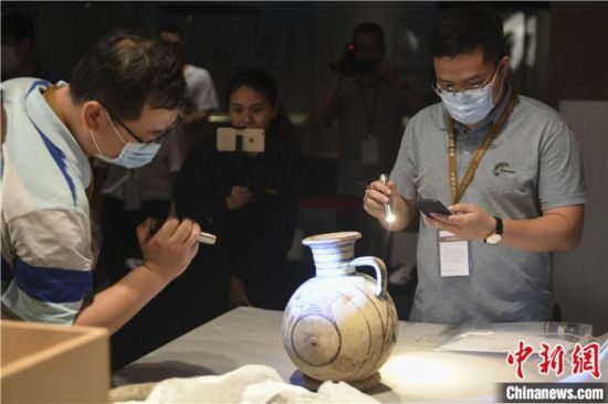 2020年6月，在長沙博物館舉行“從地中海到中國：絲路寶藏——平山郁夫絲綢之路美術(shù)館藏文物展”前，專家開箱鑒定文物。中新社記者 楊華峰 攝