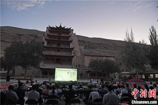 2018年8月，在敦煌莫高窟標志性建筑“九層樓”前，《回顧平山郁夫先生的貢獻》座談會舉行。來自中日兩國的專家、學(xué)者共同懷念這位情系敦煌數(shù)十載的繪畫巨匠、中日友好的文化使者、世界文化遺產(chǎn)的守護者。中新社記者 楊艷敏 攝