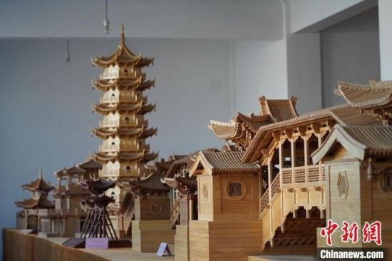圖為古建筑模型制作技藝傳習(xí)所展廳內(nèi)的微縮古建筑作品?！【琶赖┰?　攝
