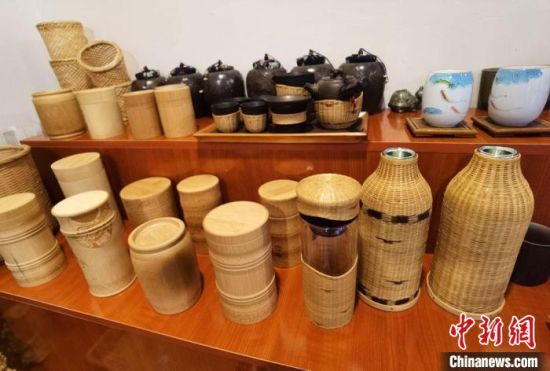圖為展陳的一件件精致可愛的竹編農(nóng)具工藝品?！●T志軍 攝