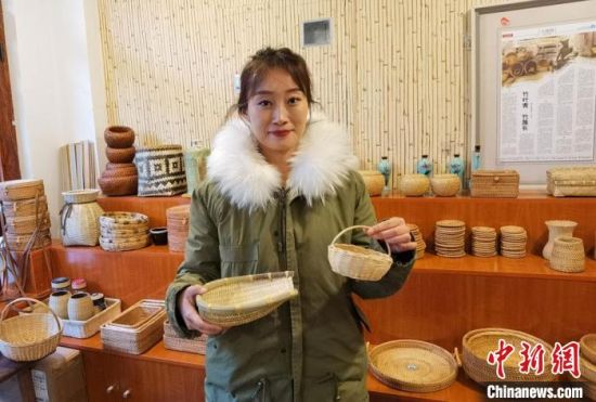 40多種精小玲瓏、純手工制作的新型盛食容器、居家工藝品等，每一件都令人愛不釋手。　馮志軍 攝