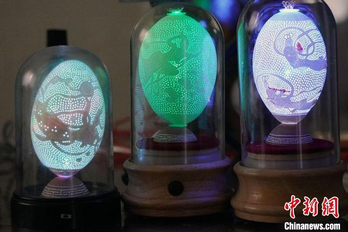 圖為以敦煌飛天為元素的蛋雕作品?！【琶赖ぴ?攝