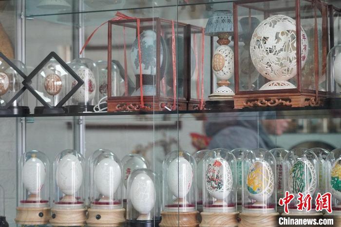 圖為吳義澤收藏柜內的蛋雕作品。　九美丹增 攝