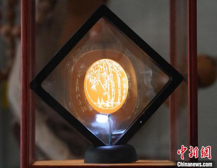 圖為吳義澤新包裝給蛋雕呈現(xiàn)立體感。　九美丹增 攝