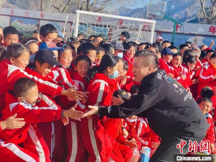 1月初，第五屆“街舞進(jìn)藏鄉(xiāng)”公益助學(xué)活動(dòng)在甘肅甘南結(jié)束，旨在讓藏族學(xué)子感受到街舞魅力?！￡惿菩?攝