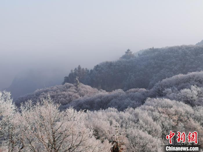 圖為連綿山脈，皆是白色?！⌒煺袢A 攝