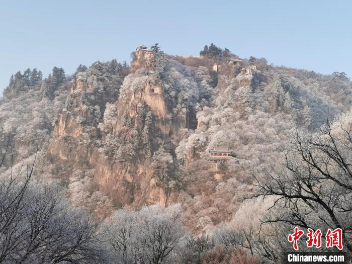 圖為崆峒山霧凇景色?！⌒煺袢A 攝