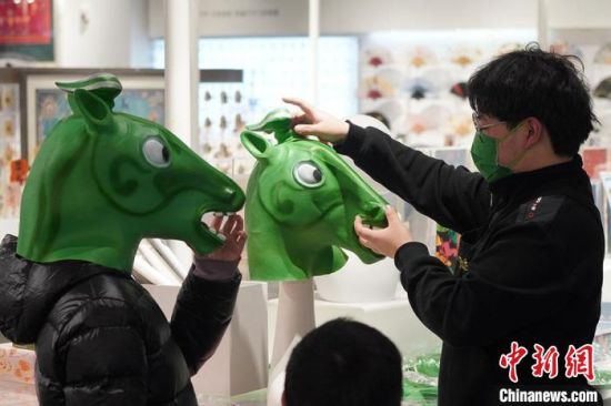 圖為“神馬來了”銅奔馬頭套。　九美旦增 攝