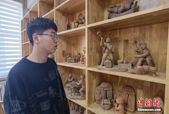 圖為學生介紹作品。 劉玉桃 攝