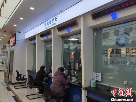 圖為蘭州市民在銀行兌換新鈔?！⌒煅?攝