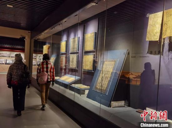 圖為蘭州市民參觀博物館展品。　徐雪 攝