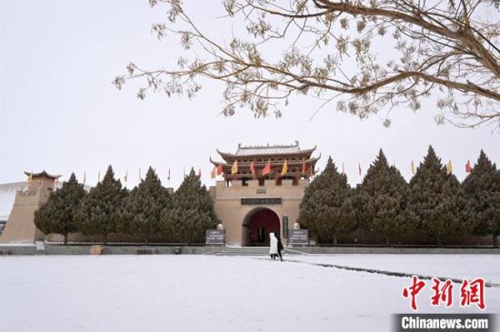 圖為2月17日，游人在鳴沙山月牙泉景區(qū)內(nèi)體驗大漠雪景?！《鼗褪形穆镁止﹫D