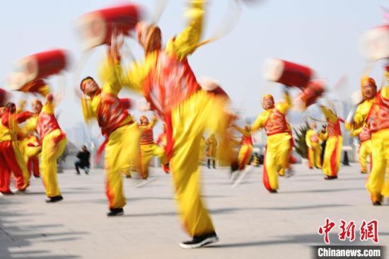 2019年2月19日，演員在黃河岸邊的蘭州水車博覽園內(nèi)進(jìn)行太平鼓表演，歡慶元宵佳節(jié)。(資料圖) 　楊艷敏 攝