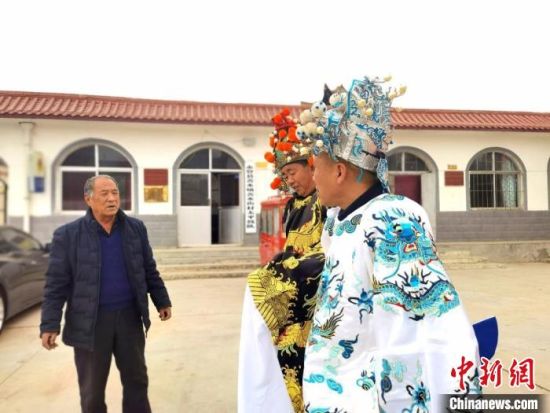 圖為69歲的“苦水高高蹺”國家級傳承人巨海全(左一)，叮囑徒弟們高高蹺練習(xí)技巧要領(lǐng)。　閆姣 攝