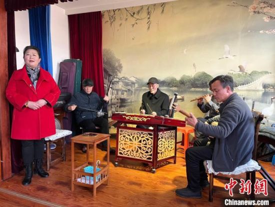 圖為蘭州鼓子表演者王常玉登臺演唱，她是這項入列國家級非物質(zhì)文化遺產(chǎn)的曲藝表演者中，為數(shù)不多的女演員?！堨下?攝