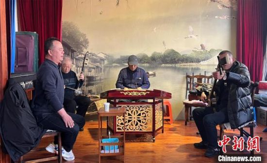 圖為蘭州鼓子愛好者在傳習(xí)所內(nèi)互相搭檔上臺演出?！堨下?攝