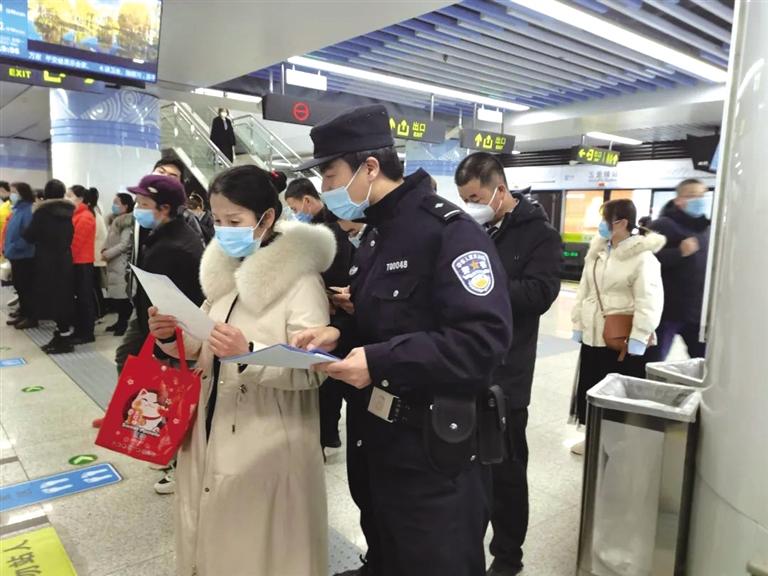 講解詐騙套路 普及“斷卡”常識(shí) 蘭州城關(guān)公安分局、交通治安分局聯(lián)合反詐宣傳進(jìn)地鐵