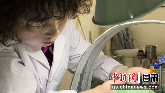 夜光杯制作學(xué)徒謝小琴坦言，雖工作枯燥，但是能夠掌握國(guó)家級(jí)非遺技藝是很自豪的。王牧雨 攝