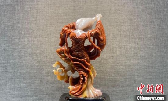 圖為翩然起舞的飛天玉雕。　高瑩 攝