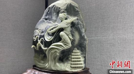 圖為李學(xué)平的玉雕作品。　高瑩 攝