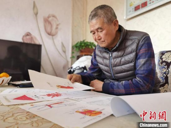 圖為陸鵬飛向記者展示多年帶隊的手寫筆記?！堟?攝